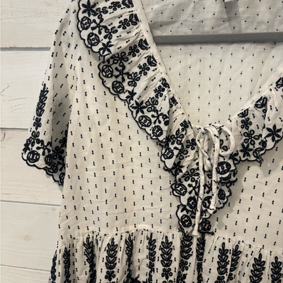 Zara TFR Collection Black and White Ruffle V-Neck blouse in size Large. - Picture 5 of 11